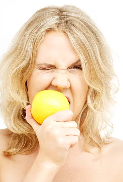 Härlig blond bita citron — Stockfoto