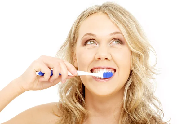 Diş fırçası ile mutlu sarışın — Stok fotoğraf