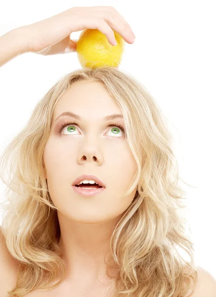 Gesunde Blondine mit Zitrone auf dem Kopf — Stockfoto