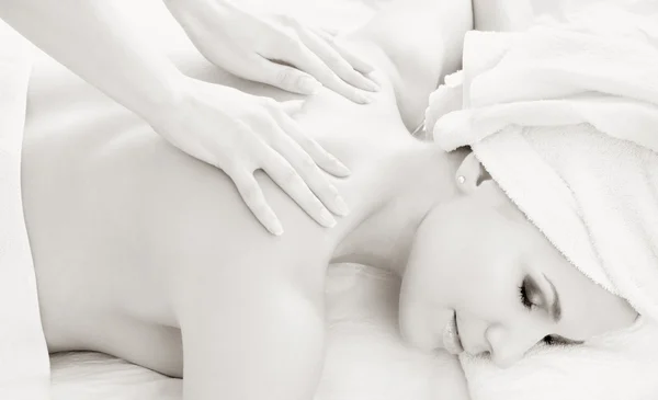 Černobílé profesionální masáž — Stock fotografie