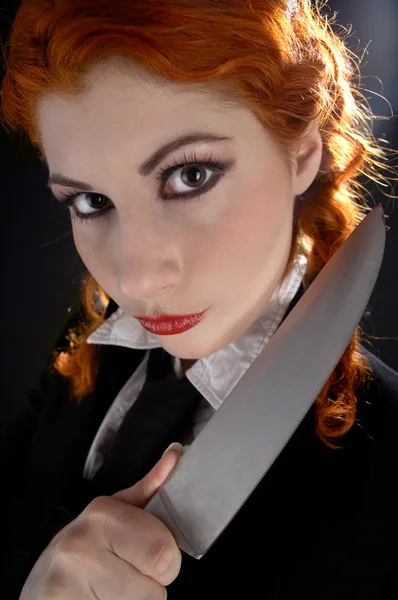 Retrato de colegiala loca con cuchillo grande — Foto de Stock