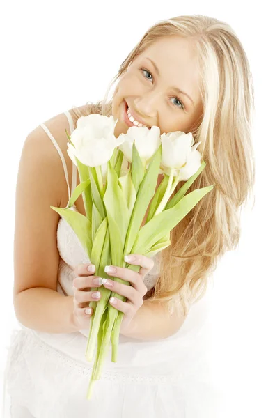 Härlig blond med vita tulpaner — Stockfoto