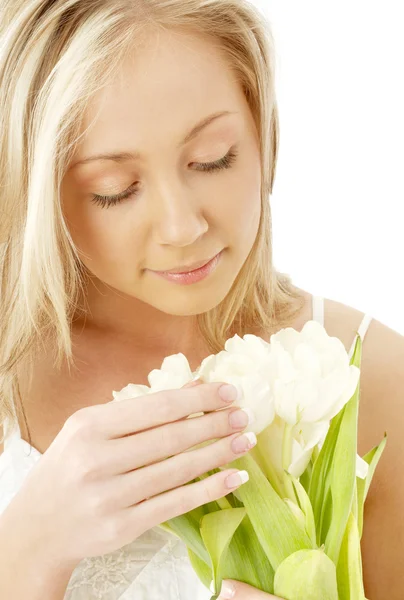 Krásná blondýna s bílými tulipány — Stock fotografie