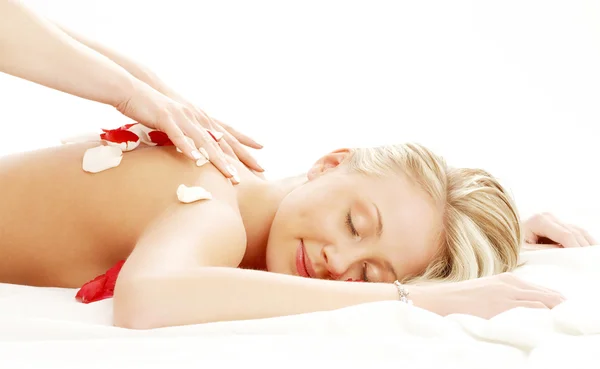 Massage professionnel avec pétales de fleurs — Photo