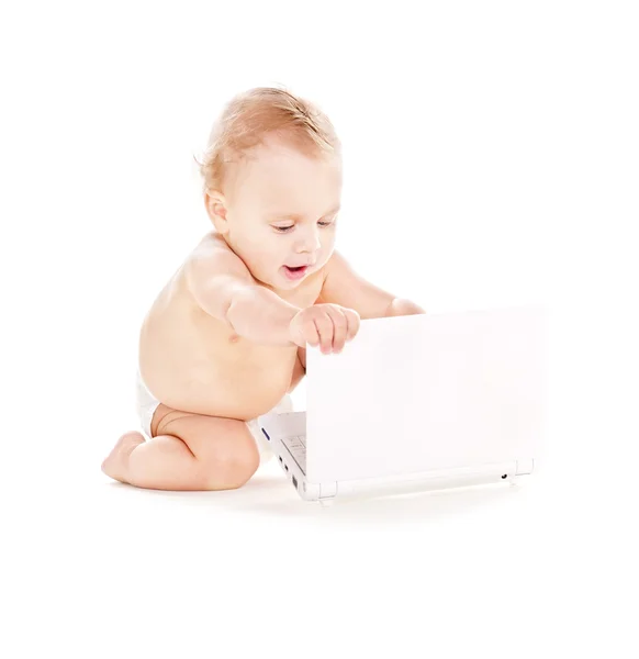 Dizüstü bilgisayarı olan bebek bezi takan bir çocuk. — Stok fotoğraf