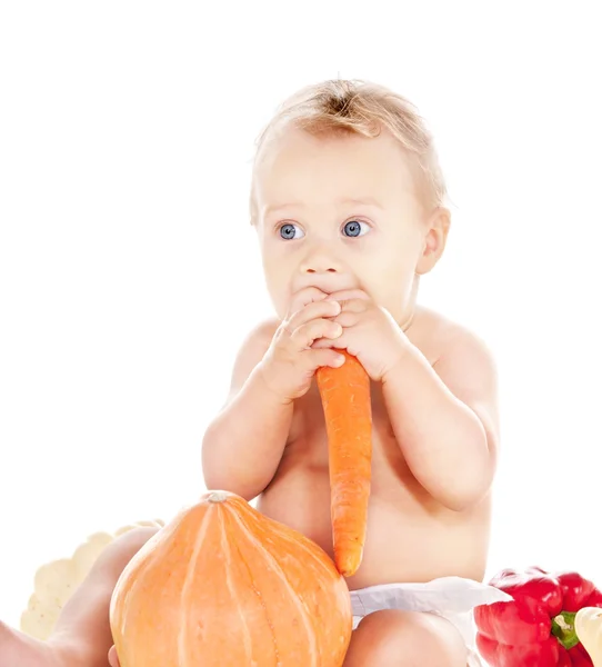 Bebé con verduras — Foto de Stock