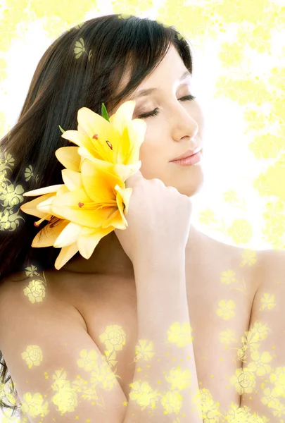 Brunette with yellow flowers in spa — Stock Photo, Image