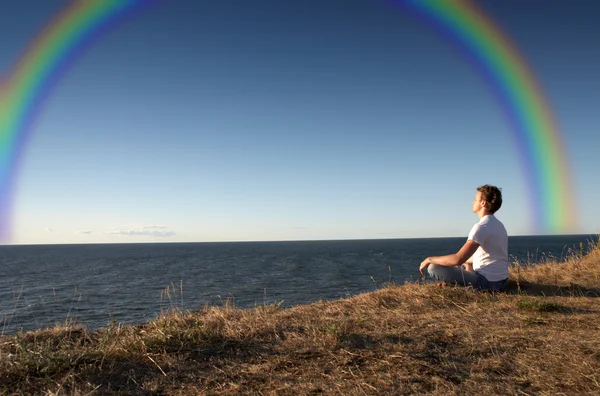 Gökkuşağı ile meditasyon — Stok fotoğraf