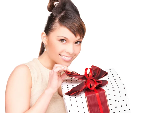 Lycklig kvinna med presentförpackning — Stockfoto