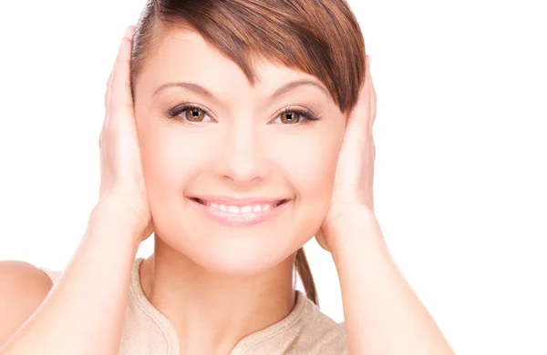Usmívající se žena s rukama nad uši — Stock fotografie