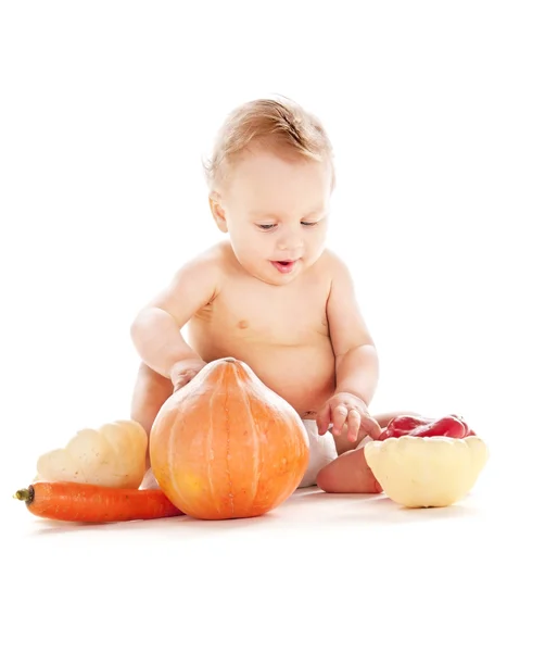 Bebé con verduras — Foto de Stock
