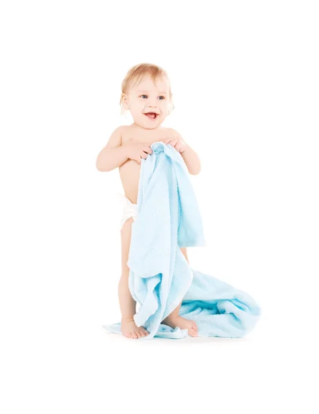 青いタオルで赤ちゃん — ストック写真
