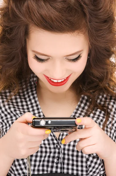 Счастливая девочка-подросток с цифровой камерой — стоковое фото