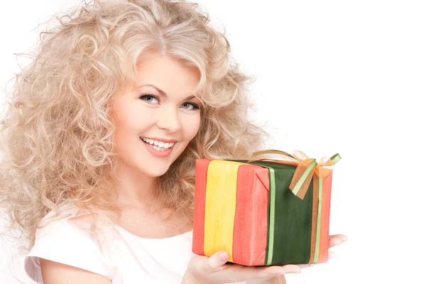 Glückliches Mädchen mit Geschenkbox — Stockfoto