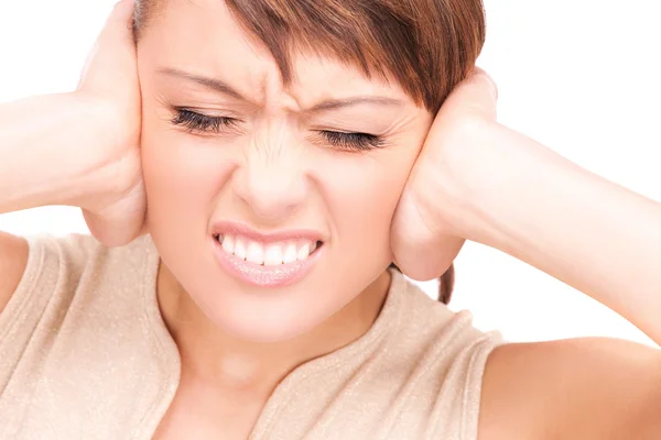 Mujer infeliz con las manos en las orejas — Foto de Stock