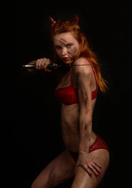 Rosso scuro diavolo ragazza con un coltello — Foto Stock