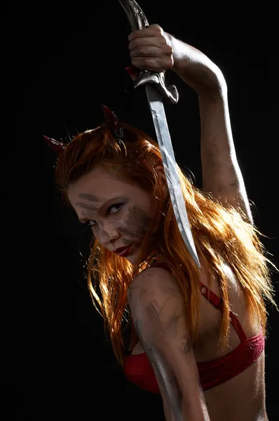 Menina do diabo escuro com uma faca — Fotografia de Stock