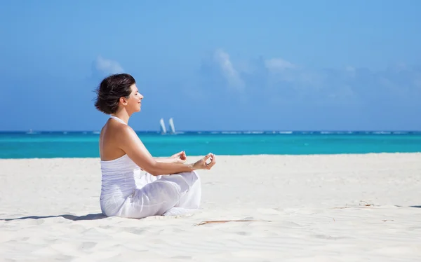 Медитация на пляже — стоковое фото