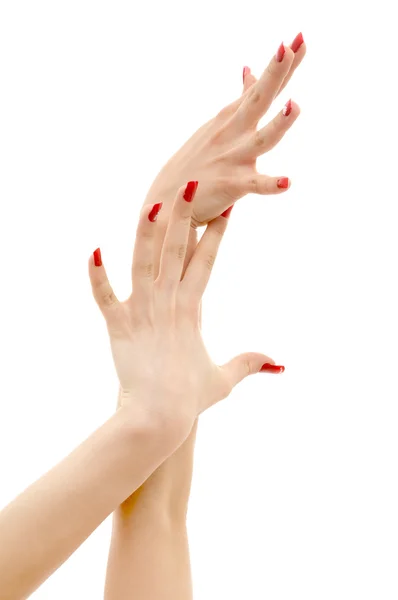 Две руки с красными ногтями — стоковое фото