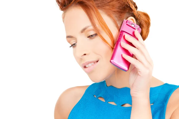 Счастливая женщина с розовым телефоном — стоковое фото