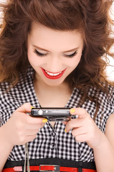 Menina adolescente feliz com câmera digital — Fotografia de Stock