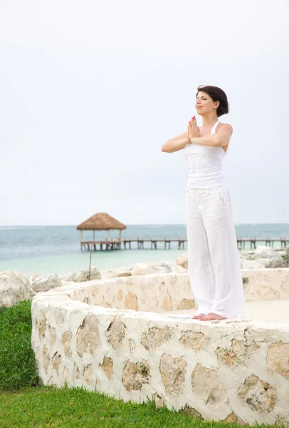 Медитація на березі моря — стокове фото