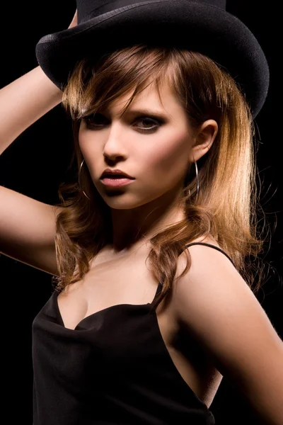 Nő fekete ruha és kalap tetején — Stock Fotó