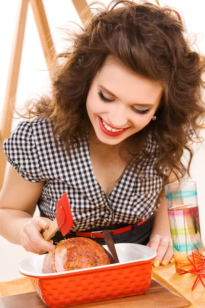 Ung attraktiv kvinna i köket — Stockfoto