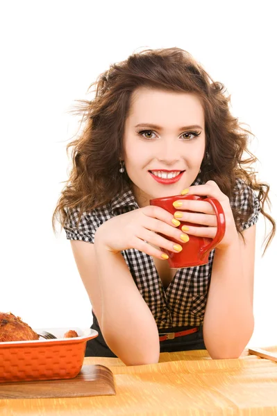 Młoda atrakcyjna kobieta w kuchni — Zdjęcie stockowe