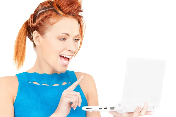 Ευτυχισμένη γυναίκα με φορητό υπολογιστή — Φωτογραφία Αρχείου
