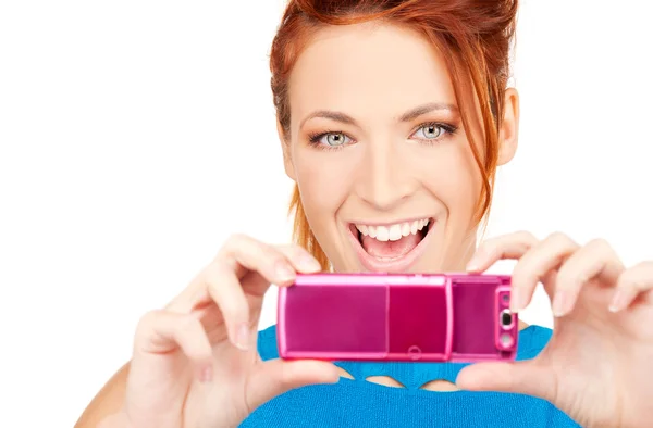 Szczęśliwa kobieta za pomocą aparatu w telefonie — Zdjęcie stockowe