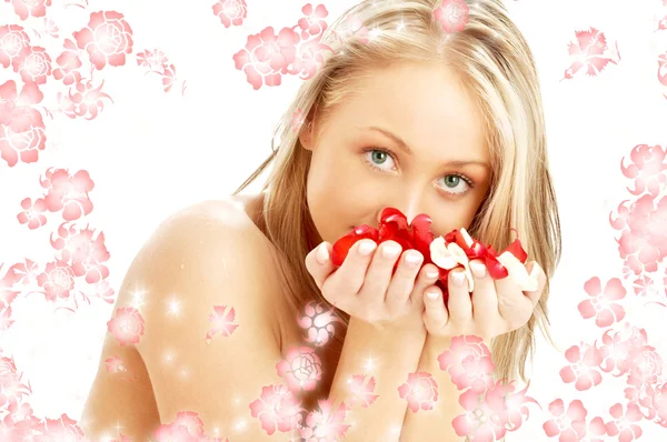 Bella bionda con petali di rosa rossi e bianchi e fiori resi — Foto Stock