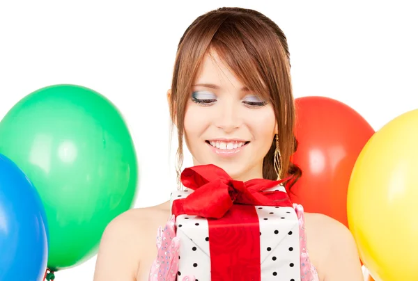 Вечеринка с воздушными шарами и подарочной коробкой — стоковое фото
