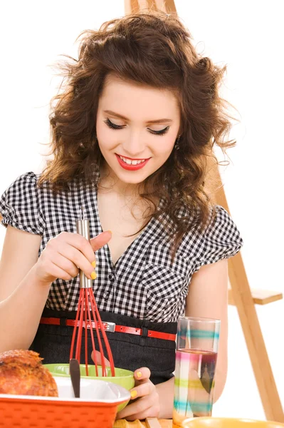 Jovem mulher atraente na cozinha — Fotografia de Stock