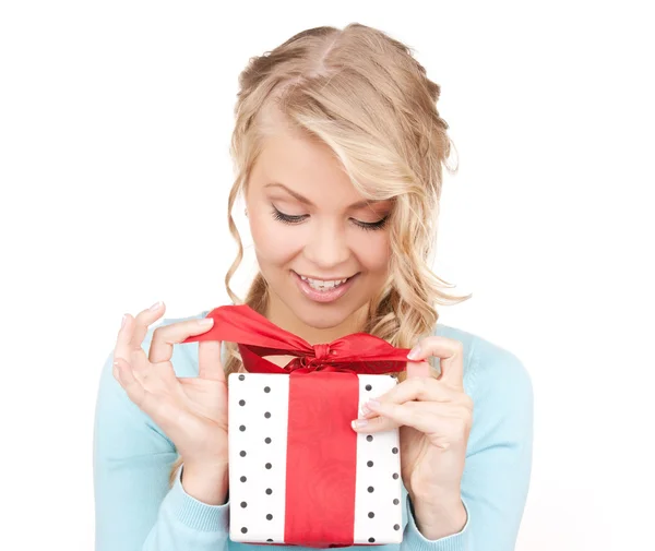 선물 상자와 함께 행복 한 여자 — 스톡 사진