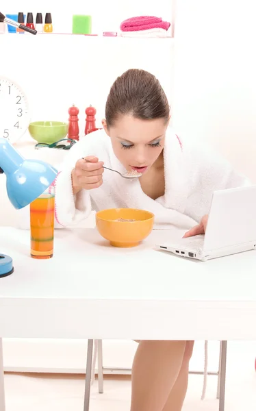 Kadın dizüstü bilgisayar yeme — Stok fotoğraf