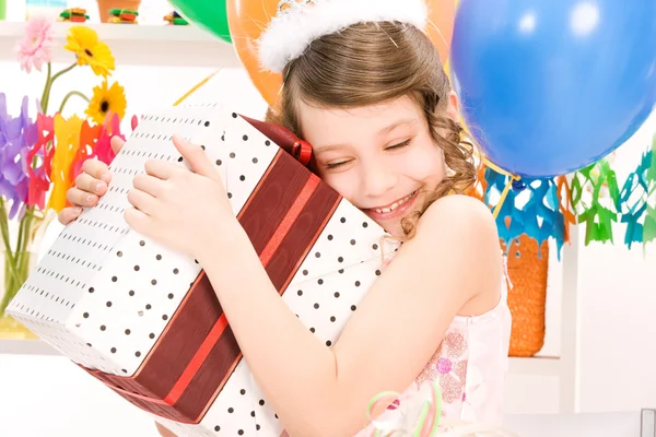 Chica de fiesta con globos y caja de regalo —  Fotos de Stock