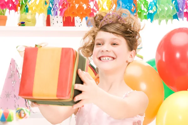 Fille de fête avec ballons et boîte cadeau — Photo