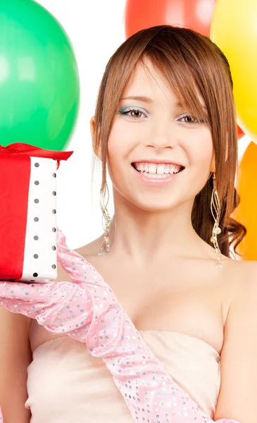 Chica de fiesta con globos y caja de regalo — Foto de Stock