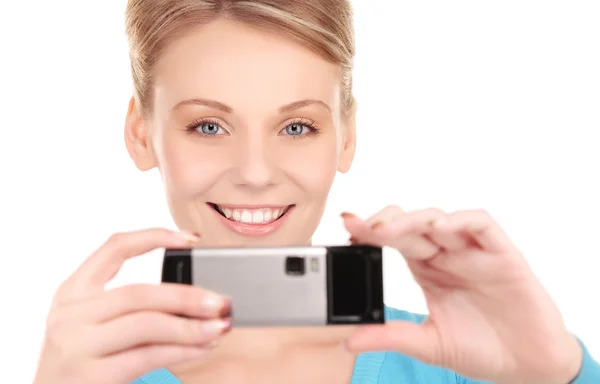 携帯電話のカメラを使用して幸せな女 — ストック写真