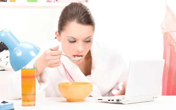Eating woman laptop computer — Stock Photo, Image