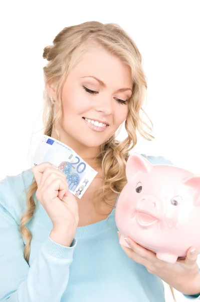Härlig kvinna med spargris och pengar — Stockfoto