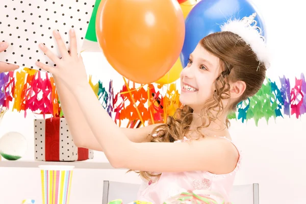 Strona dziewczyny z balonów i pudełko — Zdjęcie stockowe