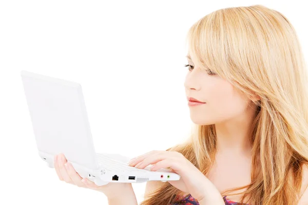 Tonårsflicka med bärbar dator — Stockfoto