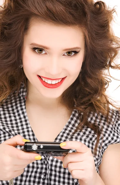 Glückliches Teenager-Mädchen mit Digitalkamera — Stockfoto