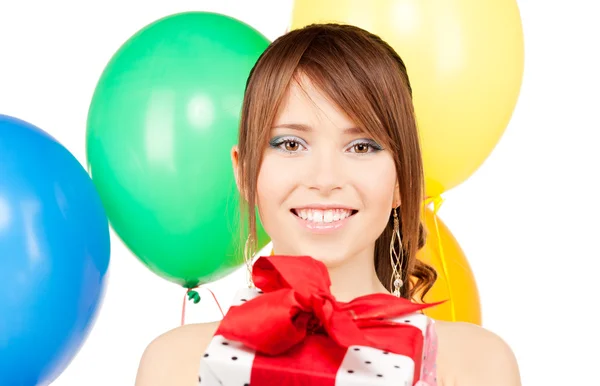 Partij meisje met ballonnen en doos van de gift — Stockfoto