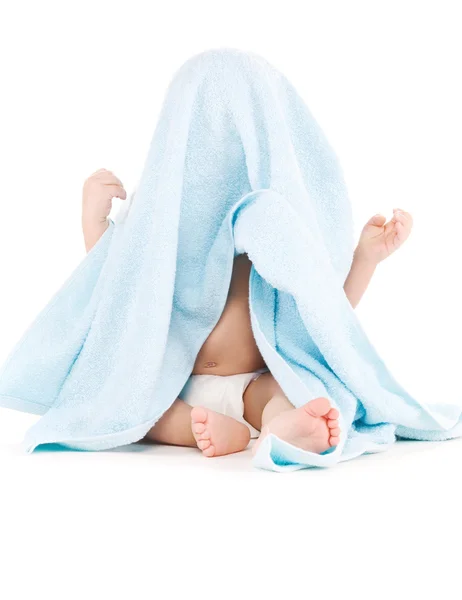 Baby med blå handduk — Stockfoto