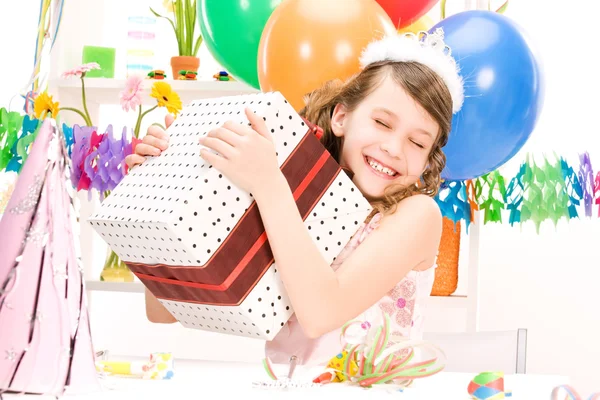 Fille de fête avec ballons et boîte cadeau — Photo