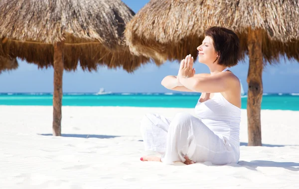Medytacja na plaży — Zdjęcie stockowe