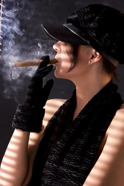 Donna in astrakhan nero fumare sigaro — Foto Stock